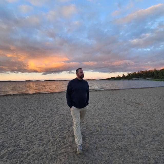 Christopher Redenz am Strand bei Sonnenuntergang