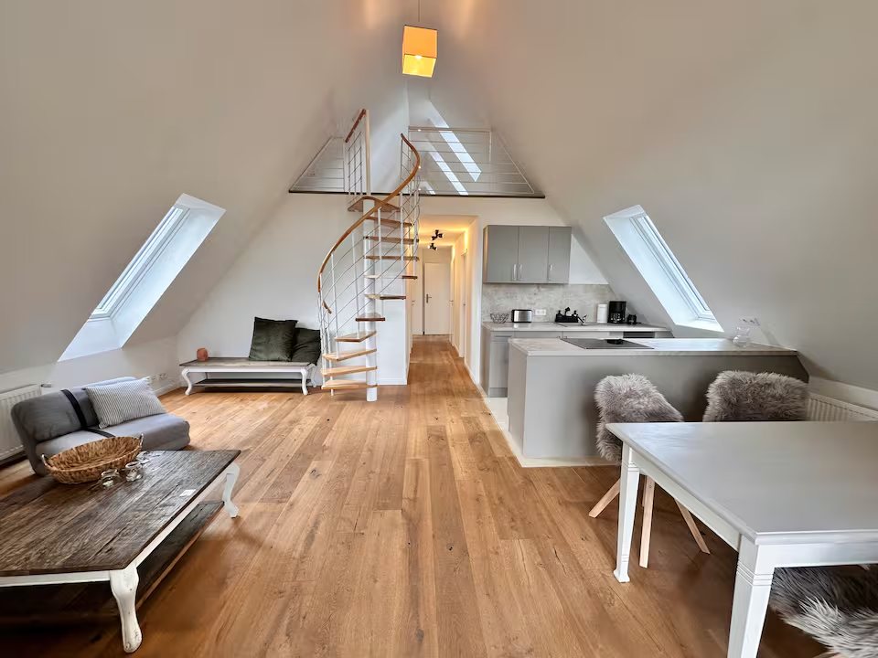 Helle Ferienwohnung im Dachgeschoss mit Wendeltreppe