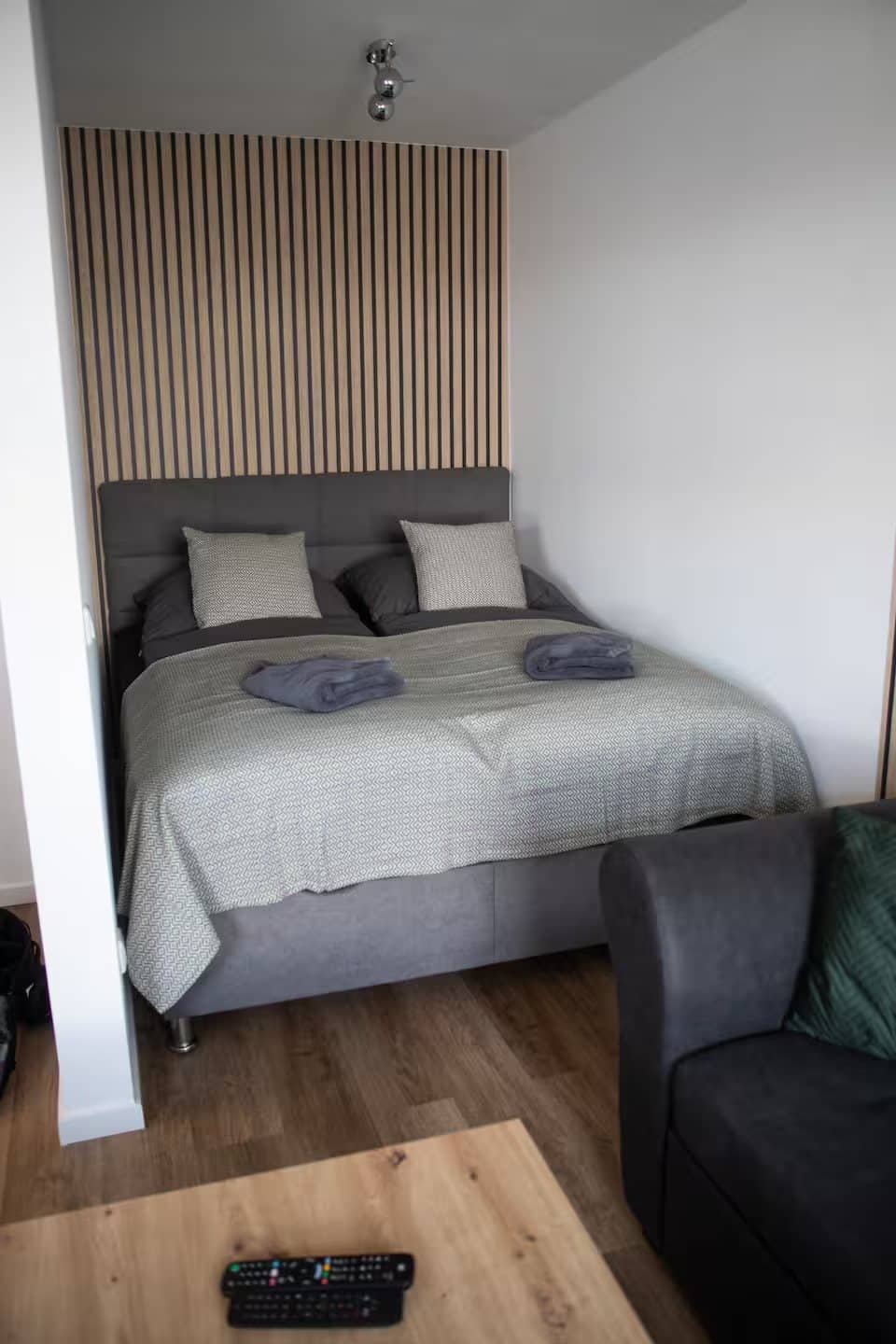 Schlafzimmer mit Holzlamellen