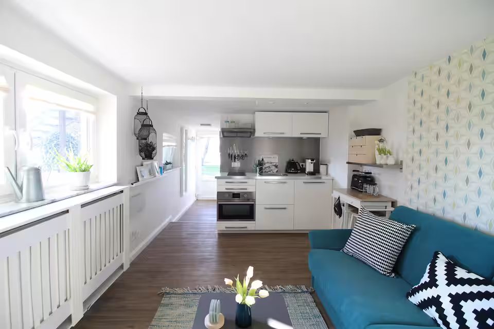 Wohnbereich mit blauem Sofa