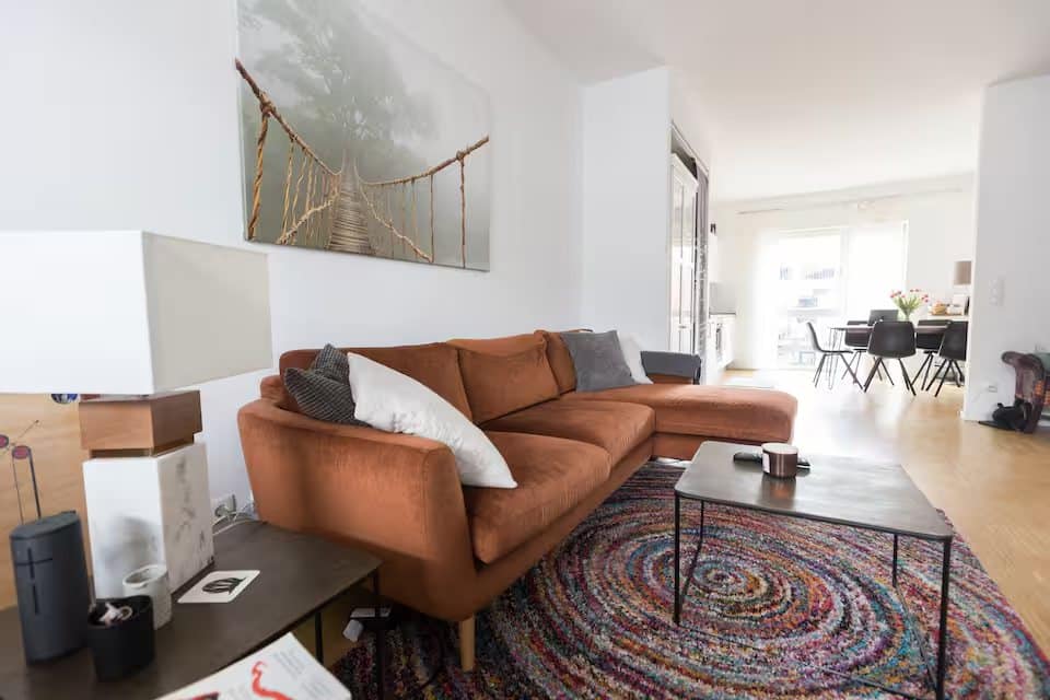 Wohnzimmer mit orangefarbenem Sofa